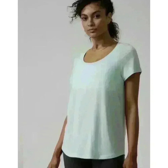 Athleta-Stratus II Tee-Size Medium Light Green Workout Top Women’s - Picture 1 of 3